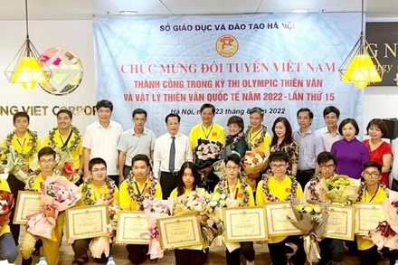 Lãnh đạo Sở Giáo dục và Đào tạo Hà Nội chúc mừng giáo viên, học sinh tham dự Olympic quốc tế Thiên văn học và Vật lý Thiên văn.