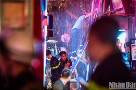 Lực lượng chức năng nỗ lực chữa cháy, tìm kiếm nạn nhân trong vụ hỏa hoạn ở Định Công Hạ.