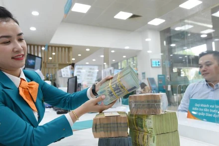 ABBANK giao dịch khách hàng. 