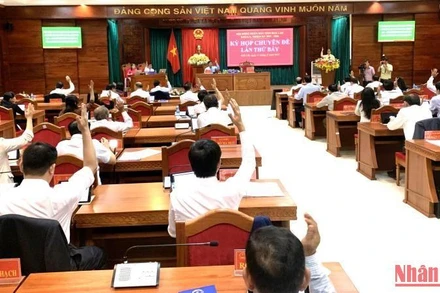 Các đại biểu biểu quyết thông qua Nghị quyết của kỳ họp.