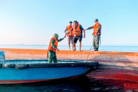 Lực lượng cứu nạn tại khu vực tàu NB-8133 bị lật úp.