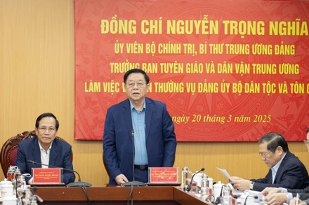 Đồng chí Nguyễn Trọng Nghĩa, Ủy viên Bộ Chính trị, Bí thư Trung ương Đảng, Trưởng Ban Tuyên giáo và Dân vận Trung ương chủ trì buổi làm việc với Ban Thường vụ Đảng ủy Bộ Dân tộc và Tôn giáo. (Ảnh: SƠN TÙNG)