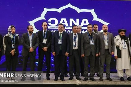 Tổng Giám đốc TTXVN Vũ Việt Trang (ngoài cùng, bên trái) tham dự Đại hội đồng OANA lần thứ 18 tại Iran. (Ảnh: MEHR/TTXVN)