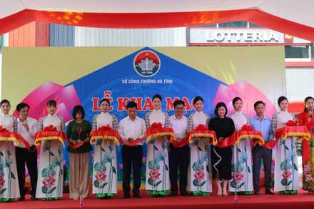 Nghi thức khai mạc tuần hàng. 