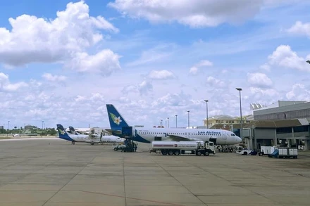Một chiếc máy bay của Hãng hàng không nhà nước Lào (Lao Airlines) tại Sân bay quốc tế Wattay, thủ đô Vientiane, Lào. (Ảnh: TRỊNH QUỐC DŨNG)