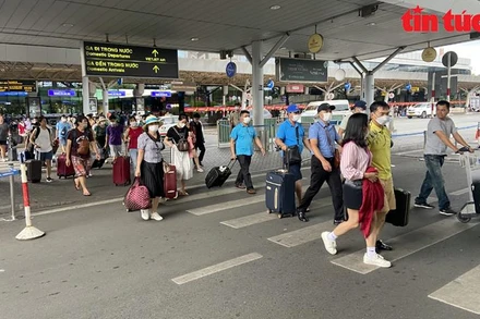 Hành khách xuống sân bay rồi đi bộ ra khu vực đón xe công nghệ. 