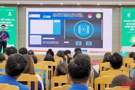 Đại diện dự án tham gia cuộc thi trình bày ý tưởng dự án.