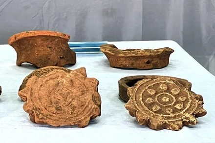 Đầu ngói ống trang trí hoa sen phát hiện tại phế tích Châu Thành. (Ảnh: TTXVN)