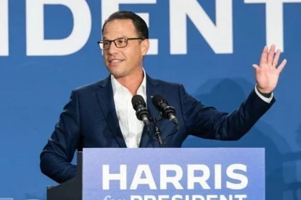 Ông Josh Shapiro, Thống đốc bang Pennsylvania, phát biểu tại cuộc mít-tinh ủng hộ bà Kamala Harris tranh cử Tổng thống Mỹ, ngày 29/7/2024. (Ảnh: Getty Images/TTXVN)