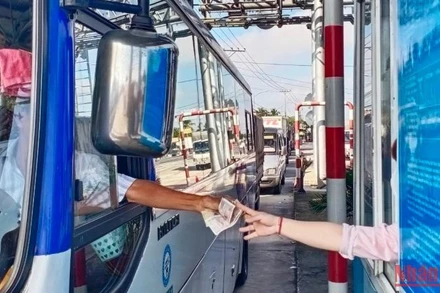 Tài xế trả tiền qua Trạm thu phí BOT Cai Lậy trên tuyến Quốc lộ 1.