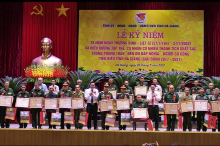 Lãnh đạo tỉnh Hà Giang tặng Bằng khen và quà cho 60 người có công tiêu biểu.