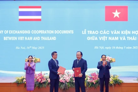 Thủ tướng Chính phủ Phạm Minh Chính và Thủ tướng Thái Lan Paetongtarn Shinawatra chứng kiến trao Chương trình hợp tác giữa Cục Quản lý và Phát triển thị trường trong nước, Vụ Phát triển thị trường nước ngoài - Bộ Công Thương Việt Nam với Tập đoàn Ceantral (Thái Lan) giai đoạn 2026-2028. (Ảnh: NHẬT BẮC/VGP)