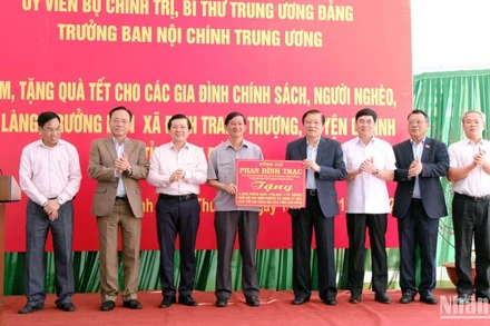 Đồng chí Phan Đình Trạc trao 1.000 phần quà tặng các hộ nghèo tỉnh Lâm Đồng.