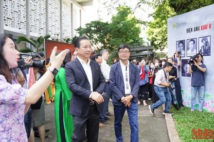 Các đại biểu tham quan triển lãm.