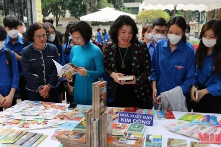 Hoạt động trưng bày, giới thiệu sách tại Thư viện Hà Nội. 