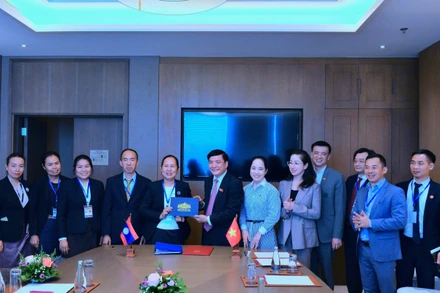 Tổng Thư ký Quốc hội, Chủ nhiệm Văn phòng Quốc hội Bùi Văn Cường tặng quà lưu niệm Tổng Thư ký Quốc hội Lào Pingkham Lasasimma. (Ảnh: quochoi.vn)