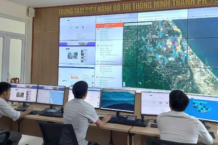 Nhân viên Trung tâm Điều hành đô thị thông minh thành phố Đồng Hới theo dõi mực nước qua hệ thống camera để cảnh báo úng ngập đường phố trong mùa mưa lũ năm 2024.