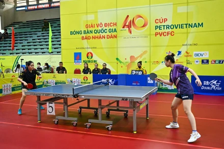 Trận đấu thú vị giữa hai hoa khôi của bóng bàn Việt Nam là Chung Thị Mỹ Huyền (Tây Ninh) và Nguyễn Thị Mai Phương (Long Hải-Hải Dương) tại nội dung đồng đội nữ.