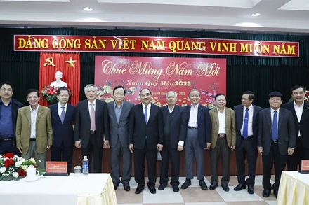 Chủ tịch nước Nguyễn Xuân Phúc và các đại biểu. (Ảnh: TTXVN)