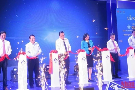 Các đại biểu cắt băng khai mạc Hội nghị.