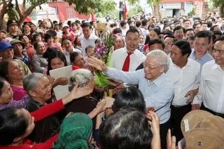 Tổng Bí thư Nguyễn Phú Trọng với nhân dân thôn Thượng Điện, xã Vinh Quang, huyện Vĩnh Bảo trong Ngày hội Đại đoàn kết toàn dân tộc thành phố Hải Phòng, chiều 15/11/2017. (Ảnh: TTXVN)