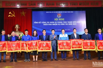 Đoàn Khối các cơ quan Trung ương trao Cờ Thi đua cho 9 đơn vị có thành tích xuất sắc. 