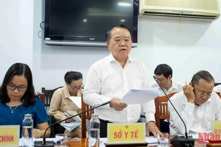 Đại diện lãnh đạo Sở y tế Long An báo cáo tình trạng thiếu thuốc, vật tư y tế tại các bệnh viện của tỉnh.