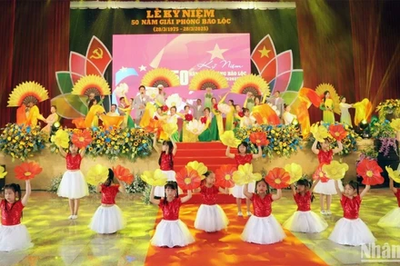 Tiết mục văn nghệ tại Lễ kỷ niệm 50 năm Ngày Giải phóng Bảo Lộc.