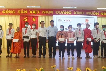 Học sinh có hoàn cảnh khó khăn được hỗ trợ máy tính bảng để phục vụ cho việc học tập.
