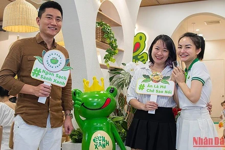 Anh Nguyễn Đông Phương (bên trái) và chị Đào Thùy Linh (phải) hân hoan trong lễ khai trương 1 cửa hàng nhượng quyền thương hiệu mới.