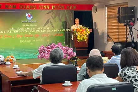 Đại biểu tham luận tại tọa đàm.