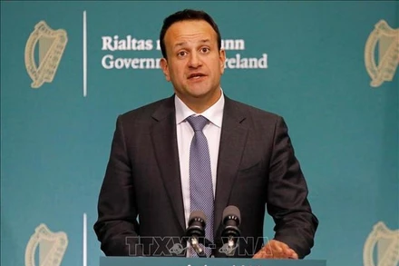 Thủ tướng Ireland Leo Varadkar trong cuộc họp báo tại Dublin ngày 10/4/2020. (Ảnh: AFP/TTXVN)