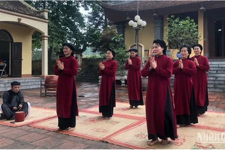 Các nghệ nhân xoan trình diễn tại đình Thét, xã Kim Đức, thành phố Việt Trì, tỉnh Phú Thọ. Ảnh: Tuyết Loan