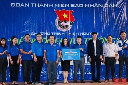 Đại diện Đoàn Thanh niên Báo Nhân Dân và các đơn vị trao tặng các phần quà trị giá 120 triệu đồng tặng Trường Phổ thông dân tộc bán trú Tiểu học và Trung học cơ sở Mồ Dề.
