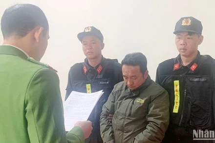 Cơ quan cảnh sát điều tra Công an tỉnh Điện Biên thi hành lệnh bắt tạm giam bị can Lầu A Dùa.