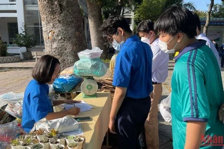 Các bạn trẻ phấn khởi tham gia chương trình.