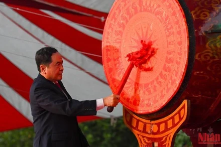 Phó Chủ tịch Thường trực Quốc hội Trần Thanh Mẫn đánh trống khai giảng năm học mới tại Đại học Quốc gia Hà Nội. (Ảnh: DUY LINH) 