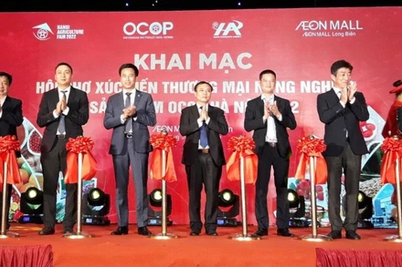 Các đại biểu cắt băng khai mạc Hội chợ. 