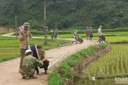 Ban quản lý Khu bảo tồn hỗ trợ lắp đặt đèn năng lượng mặt trời thắp sáng đường thôn cho nhân dân. 