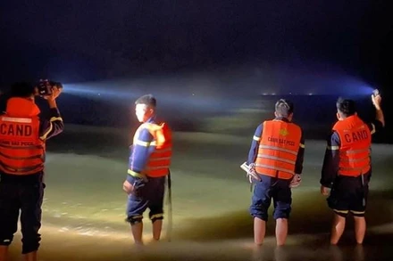 Lực lượng chức năng tổ chức tìm kiếm 2 thanh niên mất tích. (Ảnh: baonghean.vn/TTXVN)