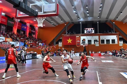 Các cầu thủ Hanoi Buffaloes (áo trắng) thắng lợi ngay trên sân đối thủ trong trận derby đầy duyên nợ.