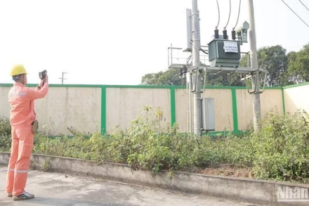 Công nhân Công ty Điện lực Ninh Bình kiểm tra phát nhiệt đường dây và máy biến áp bằng thiết bị chuyên dụng.