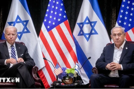 (Tư liệu) Tổng thống Mỹ Joe Biden (trái) trong cuộc gặp Thủ tướng Israel Benjamin Netanyahu tại Tel Aviv ngày 18/10/2023. (Ảnh: AFP/TTXVN)