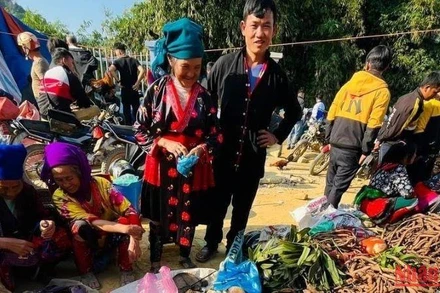 Hàng nông sản được đồng bào vùng cao Tủa Chùa bày bán ở chợ đêm.