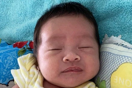 Bé gái khoảng 7 ngày tuổi bị bỏ rơi.