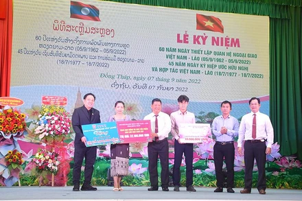 Chi hội Doanh nhân Việt-Lào tỉnh Đồng Tháp và các doanh nghiệp tặng quà cho lưu học sinh. (Ảnh: HỮU NGHĨA)