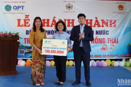 Trao tài trợ 700 triệu đồng xây dựng bể bơi. 