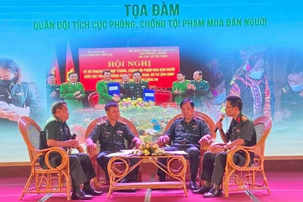 Các đại biểu trao đổi tại buổi tọa đàm. 