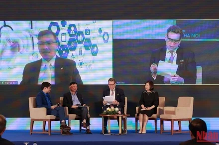 Các đại biểu trao đổi tại diễn đàn. 