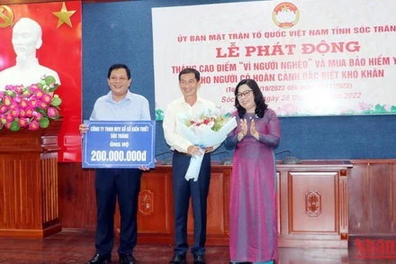 Các đơn vị, tổ chức hỗ trợ kinh phí giúp đỡ người nghèo và mua bảo hiểm y tế cho người có hoàn cảnh khó khăn.